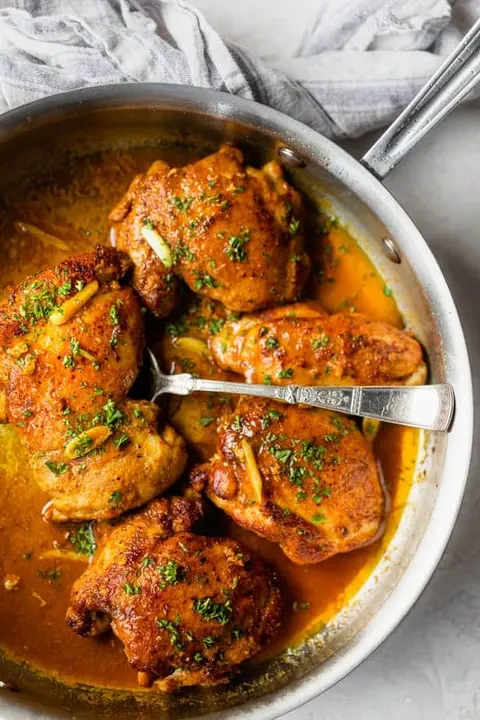 How do you fry chicken thighs in a pan?